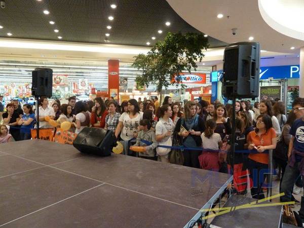 VIRGINIO SIMONCELLI DA AMICI - TOUR CENTRI COMMERCIALI